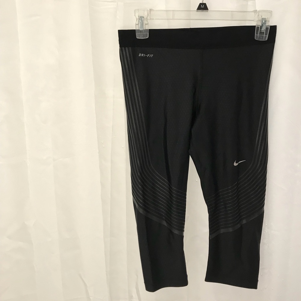 🗽Nike || Cropped Capri Legging Size Small